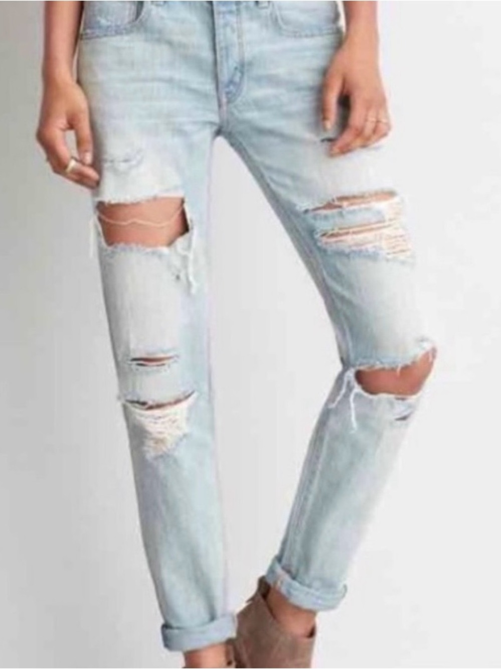 American Eagle Outfitters Light Wash tomgirl low rise jeans. NWT. size 4.
